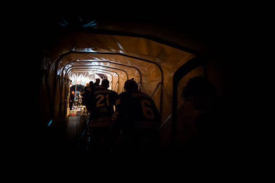 Frölunda gör entré genom spelartunneln innan