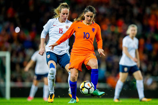 Ingrid Schjelderup of Norway and Danielle van de Donk of