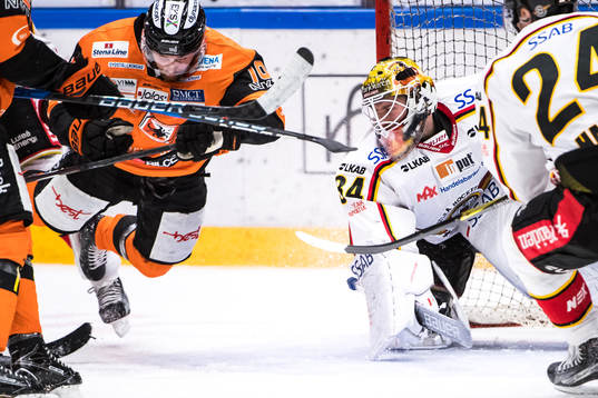 Karlskronas Mattias Guter  och Luleås målvakt Joel