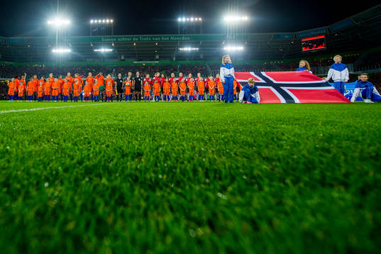 The teams line up