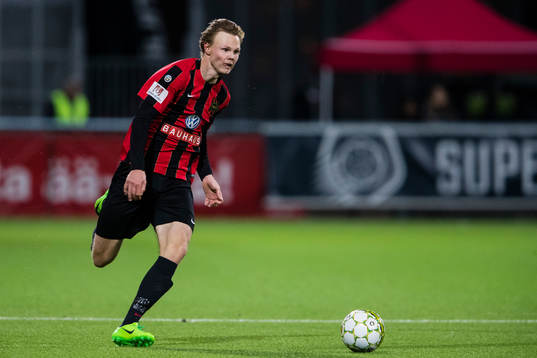 Brommapojkarnas Tim Söderström med bollen