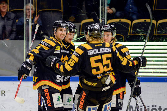 Skellefteås Jonathan Pudas jublar med lagkamrater