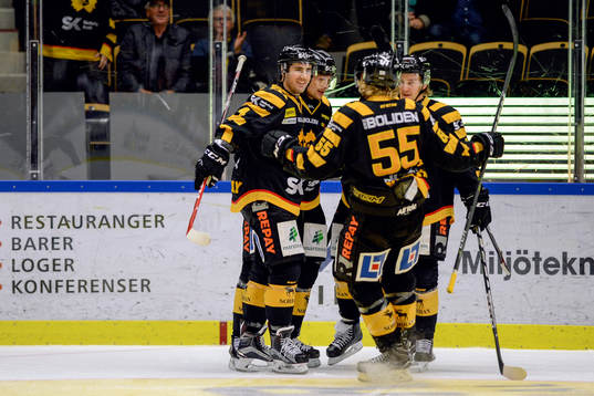 Skellefteås Jonathan Pudas jublar med lagkamrater