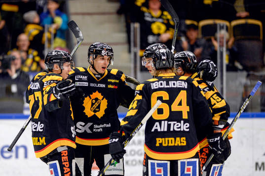 Skellefteås Henrik Hetta jublar med lagkamrater