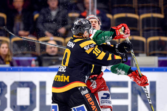 Skellefteås Joakim Lindström och Moras Matt Bailey i ett