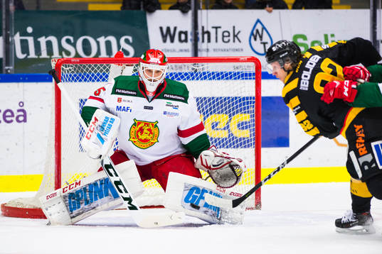 Skellefteås Jesper Olofsson skjuter mot Moras målvakt