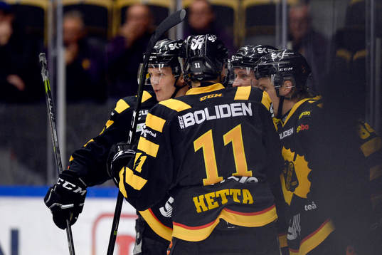 Skellefteås Jonathan Pudas jublar med lagkamrater