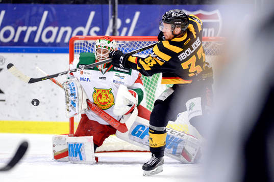 Skellefteås Sebastian Ohlsson styr in 7-3 bakom Moras