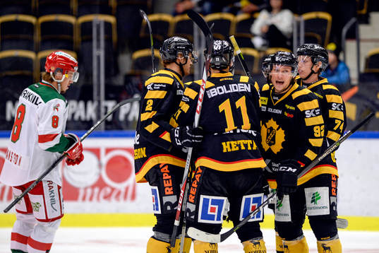 Skellefteås Simon Krekula jublar med lagkamrater
