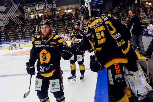 Skellefteås Sebastian Ohlsson jublar med lagkamrater