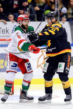 Moras Steven Seigo och Skellefteås Henrik Hetta i ett gruff