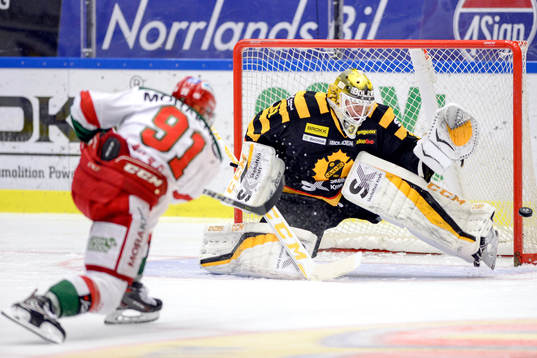 Moras Jacob Lagacé och Skellefteås målvakt Joni Ortio