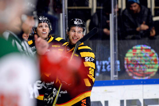 Skellefteås Jesper Olofsson jublar med lagkamrater