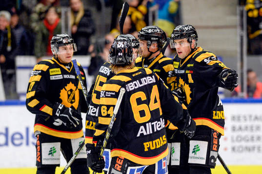 Skellefteås Joakim Lindström jublar med lagkamrater