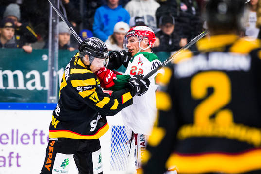 Skellefteås Pär Lindholm och Moras Matias Lassen gruffar