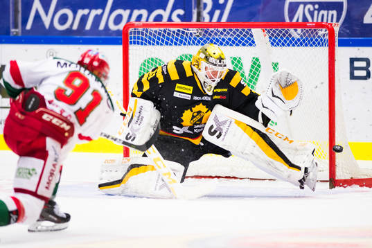 Moras Jacob Lagacé skjuter mot Skellefteås målvakt Joni