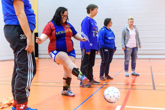 Spelarna gör en passningsövning
