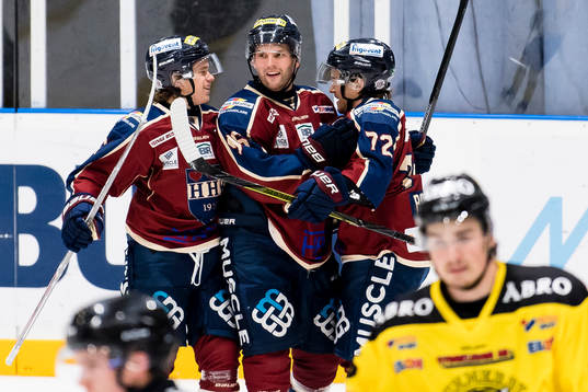 Halmstads Marcus Borgh (h) jublar med lagkamrater
