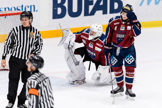 Halmstads målvakt Adam Orre deppar