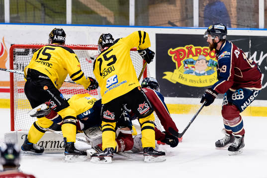 Trångt framför Vimmerbys målvakt