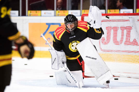 Brynäs målvakt Samuel Ersson före ishockeymatchen i SHL