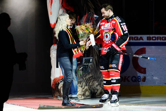 Luleås Niklas Olausson får blommor för att han gjort 200