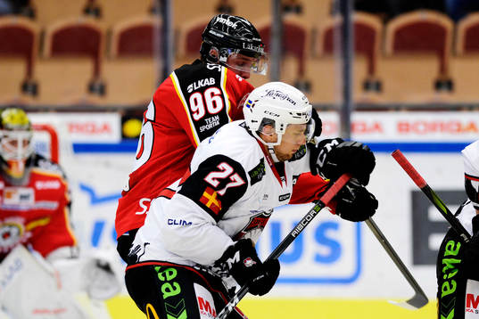 Luleås Robin Kovacs och Malmö Redhawks Daniel Zaar i