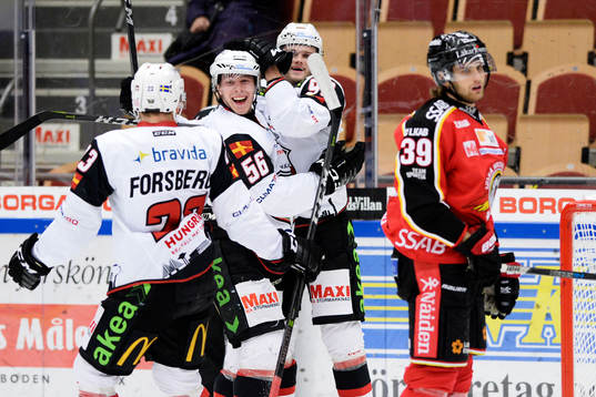 Malmö Redhawks Filip Lennström jublar med lagkamrater