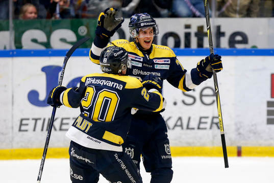 s Sebastian Wännström jublar med Lawrence Pilut