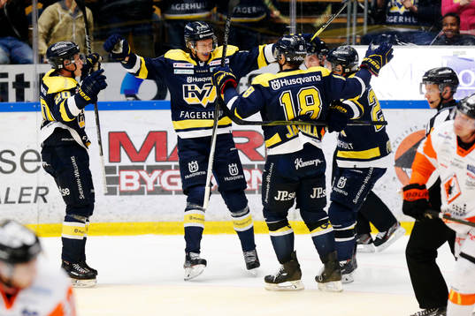 s Victor Ejdsell jublar med lagkamrater