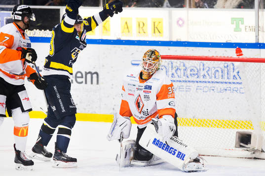 s Robin Figren jublar och Karlskronas målvakt Johannes