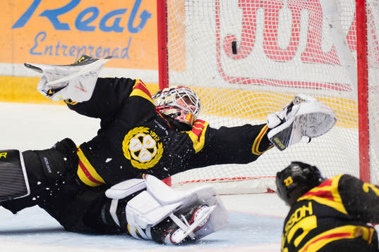 Brynäs målvakt Felix Sandström vid Färjestads 0-1 mål