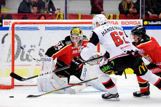 Luleås målvakt Joel Lassinatti och Malmö Redhawks