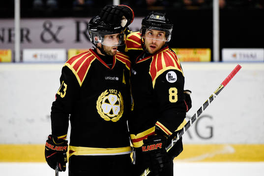 Brynäs Ryan Gunderson och Aaron Palushaj jublar
