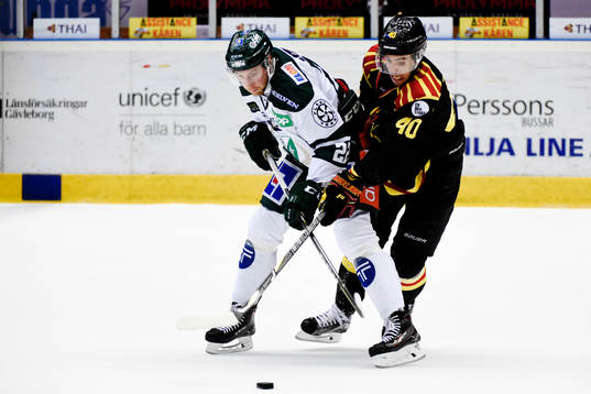 Färjestads Per Åslund och Brynäs Jesper Jensen i kamp om
