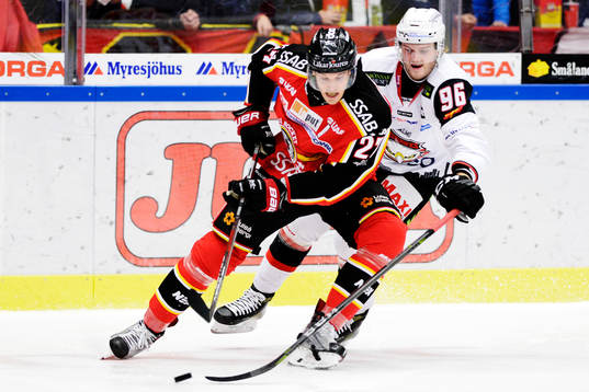 Malmö Redhawks Kim Rosdahl och Luleås Brendan Mikkelson i
