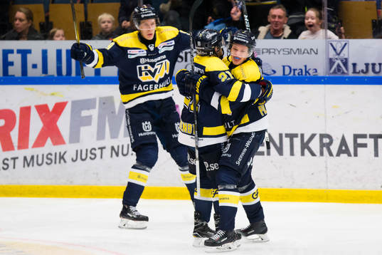 s Victor Ejdsell, Mattias Tedenby och Lawrence Pilut jublar