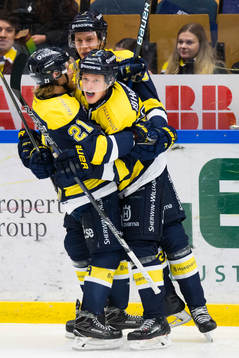 s Mattias Tedenby, Victor Ejdsell och Lawrence Pilut jublar