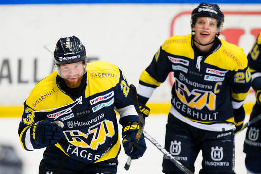 s Robin Figren och Lawrence Pilut jublar