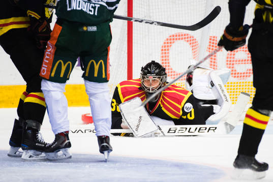 Brynäs målvakt Samuel Ersson räddar skott