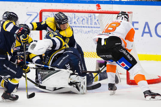Karlskronas Emil Larsson gör mål till 4-2