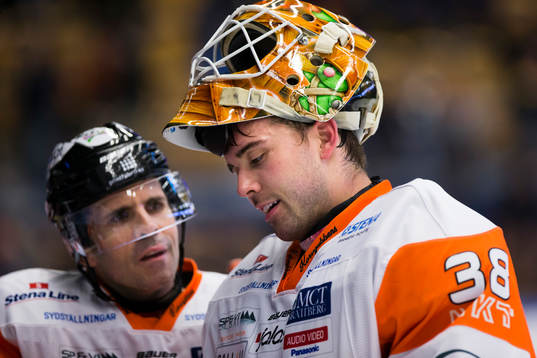 Karlskronas Cory Murphy och målvakt Johannes Jönsson
