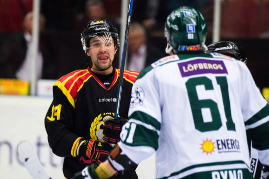 Irriterat mellan Brynäs Johan Alcén och Färjestads Johan