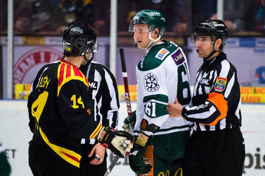 Irriterat mellan Brynäs Johan Alcén och Färjestads Johan