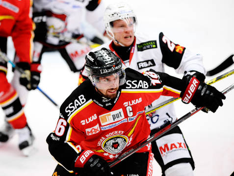 Luleås Niklas Olausson och Malmö Redhawks Erik Forssell