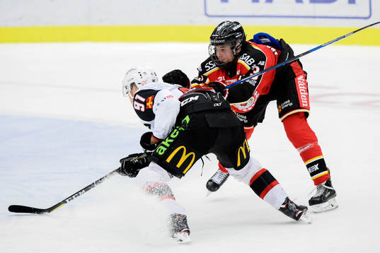 Malmö Redhawks Max Görtz och Luleås Nils Lundkvist i
