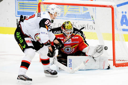 Malmö Redhawks <ma63 med lege framför Luleås målvakt