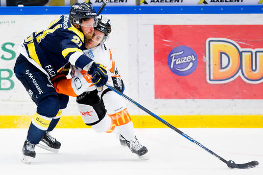 s Mattias Tedenby tacklas av Karlskronas Cory Murphy