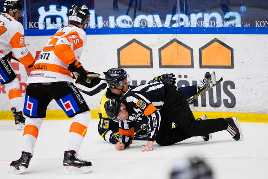 s Oscar Sundh och domaren Morgan Johansson på isen