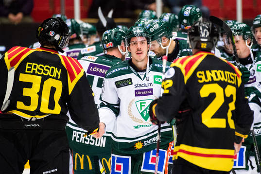 Färjestads Sebastian Erixon tackar Brynäs målvakt Samuel